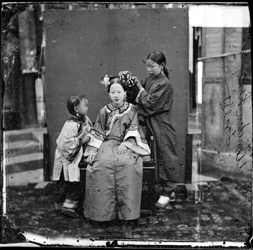 Người phụ nữ Mãn Châu trang điểm và làm tóc cầu kỳ.