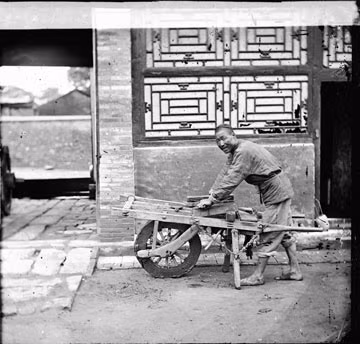 Ảnh chụp người thợ mài dao ở Bắc Kinh.