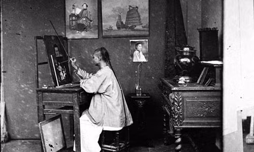 Người họa sĩ cần mẫn, chăm chút từng nét vẽ cho tác phẩm của mình.