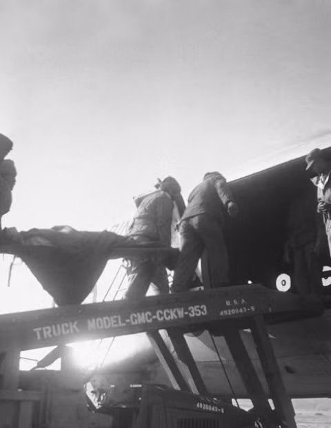 Binh lính bị thương cuối cùng thuộc lực lượng Liên Hợp quốc được sơ tán khỏi Pyongyang trước khi quân đội Trung Quốc đặt chân đến đây. Ảnh chụp ngày 7/12/1950.