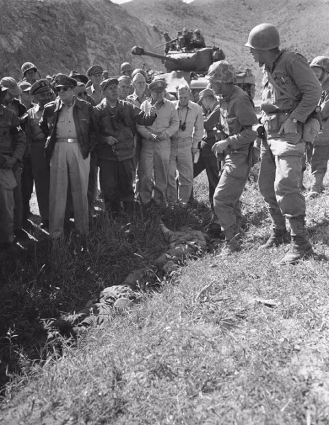 Tướng Douglas MacArthur cùng các quan chức quân sự cấp cao đi khảo sát tình hình thực địa.