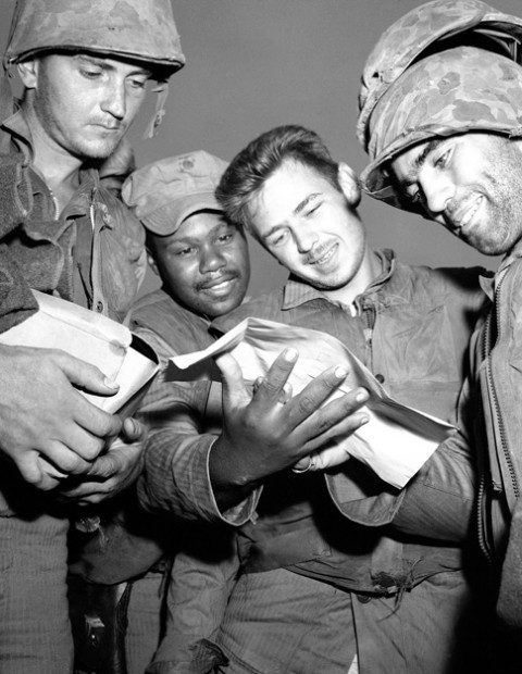 4 lính thủy quân lục chiến Mỹ đọc tin tức về hiệp định đình chiến giữa hai miền Triều Tiên sẽ được ký kết tại Panmunjom vào ngày 27/7/1953. Ảnh chụp ngày 26/7/1953.