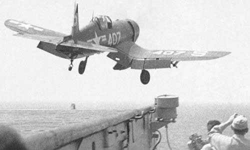 Một chiếc máy bay chiến đấu cất cánh từ tàu sân bay ở Hàn Quốc ngày 18/7/1950.