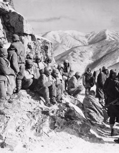 Tù binh Trung Quốc bị lính thủy quân lục chiến Mỹ bắt giữ tại một ngọn núi ở Triều Tiên ngày 22/12/1950.