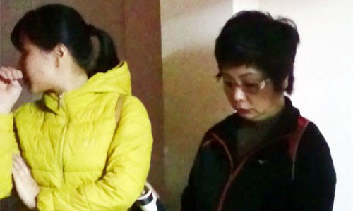 Bà Châu Thị Thu Nga (áo đen) khi bị bắt tối 7/1.