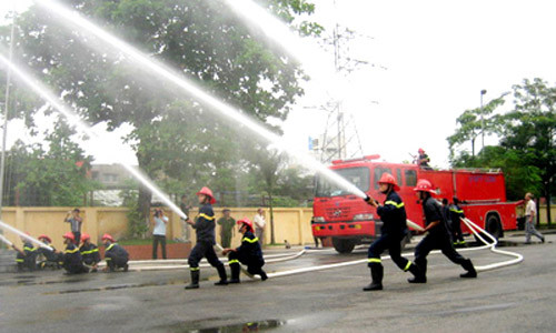 Xe chua chay lat xuong muong, 8 chien si bi thuong