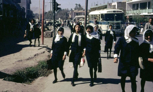  Những cô gái và chàng trai Afghanistan ở các trường học theo phong cách phương Tây được khuyến khích nói chuyện với nhau một cách thoải mái.