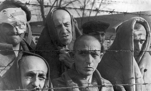 Từ năm 1933 - 1938, hầu hết các tù nhân trong các trại tập trung của phát xít Đức là những tù nhân chính trị, những người chống đối trùm phát xít Hitler hay Đức quốc xã và người bị Đức quốc xã đóng dấu là "phi xã hội".