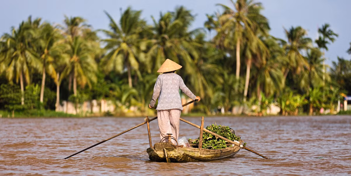 Đồng bằng sông Cửu Long nằm ở Tây Nam Việt Nam. Tại đây, du khách có thể ghé thăm Cần Thơ để khám phá cuộc sống vùng nông thôn - vựa lúa của đất nước. Ngoài ra, khi đến đây, du khách có thể ghé thăm các chợ nổi và gặp gỡ người dân thân thiện.