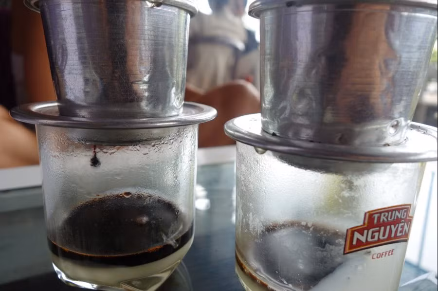 Việt Nam là nước sản xuất cà phê lớn thứ 2 thế giới nên đây là một thức uống phổ biến. Nổi bật nhất là cà phê uống cùng sữa đặc.