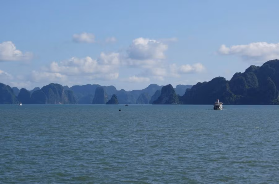 Vịnh Hạ Long được UNESCO công nhận là Di sản Thế giới, là một cảnh quan ngoạn mục được tạo thành từ hơn 1.600 hòn đảo.