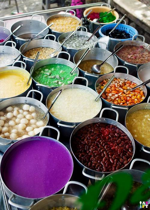 Món tráng miệng làm từ gạo, các loại đậu, trái cây, thạch... tạo nên món chè hấp dẫn, cuốn hút thực khách. Món ăn này có hương vị thơm ngọt, mát lạnh.