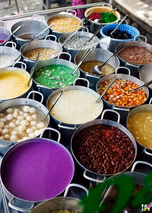 Món tráng miệng làm từ gạo, các loại đậu, trái cây, thạch... tạo nên món chè hấp dẫn, cuốn hút thực khách. Món ăn này có hương vị thơm ngọt, mát lạnh.