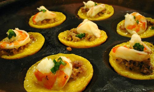 Bánh Khọt là một đặc sản ở miền Nam Việt Nam. Khi đến nơi đây, thực khách sẽ thích thú khi thưởng thức những chiếc bánh vàng ươm nhân tôm, thịt băm, hành tây ngập trong bát nước chấm chua ngọt và ăn kèm một chút rau sống.