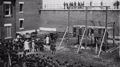 Vào thế kỷ 16, Anh trừng phạt những người lang thang 2 năm làm nô lệ cho lần phạm tội đầu tiên. Tuy nhiên, nếu người đó phạm tội lần thứ 2 thì sẽ bị tử hình.