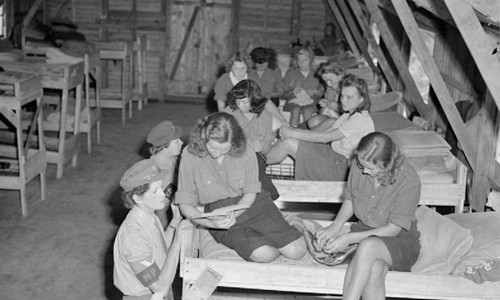 Các nữ lính gác Anh kiểm tra những nữ tù nhân chiến tranh ở Vilvoorde, ngoại ô Brussels, Bỉ.