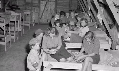 Các nữ lính gác Anh kiểm tra những nữ tù nhân chiến tranh ở Vilvoorde, ngoại ô Brussels, Bỉ.