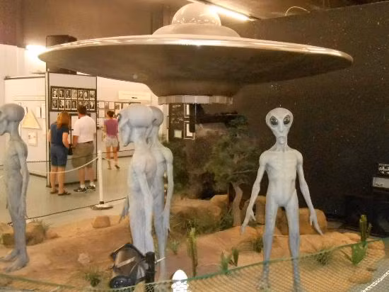 Một trong những hiện vật nổi tiếng ở Bảo tàng UFO có liên quan đến vụ UFO rơi tại Mỹ năm 1947. Cụ thể, vào tháng 7/1947, một vật thể không xác định (UFO) rơi gần thành phố Roswell, bang New Mexico, Mỹ.