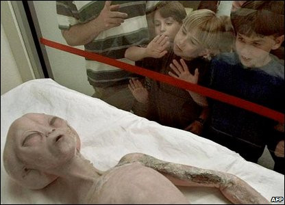 Tuy nhiên, lời giải thích không thỏa đáng của chính quyền Mỹ đã khiến giới truyền thông và dư luận thế giới phỏng đoán thực chất đĩa bay chở người ngoài hành tinh đã gặp nạn gần Roswell.