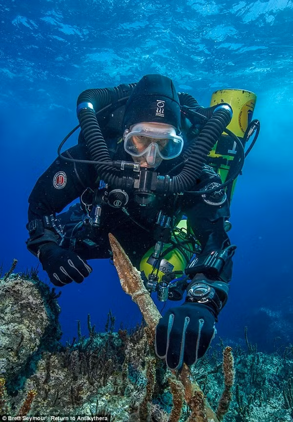 Những hiện vật mà họ tìm thấy đó là bình cổ còn nguyên vẹn, một phần của chiếc chân giường được trang trí công phu và một cây giáo bằng đồng dài 2m. Những hiện vật thu được cho thấy Antikythera là tàu đắm cổ đại lớn nhất từng được phát hiện và giới chuyên gia hy vọng sẽ tìm thấy nhiều hiện vật khác trên xác tàu đắm từng chở rất nhiều của cải giá trị từ Tiểu Á tới Hy Lạp trong năm 2015.