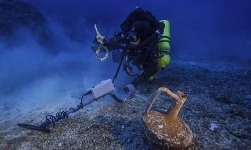 3. Tàu đắm Antikythera - "tàu Titanic của thế giới cổ đại". Vào tháng 10/2014, các nhà khảo cổ Hy Lạp đã sử dụng bộ đồ lặn tối tân mang tên “Exosuit” để tìm kiếm kho báu trong xác tàu Antikythera nằm sâu dưới đáy đại dương suốt 2.200 năm.