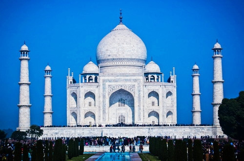 Ustad Ahmad Lahauri được cho là kiến trúc sư chính chịu trách nhiệm thiết kế lăng Taj Mahal. Điều đặc biệt là ông không phải là người Ấn Độ. Ông là người Ba Tư đến từ Iran.