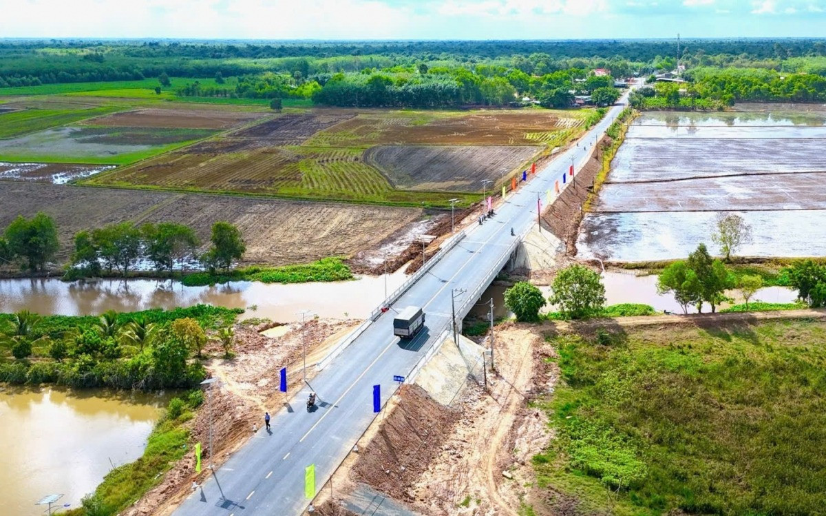 Sut lun duong dan len cau Hoa Binh, nhieu o to, xe may bi 