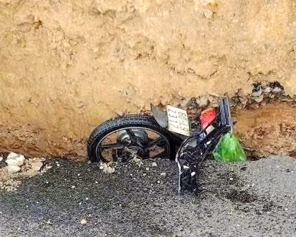 Sut lun duong dan len cau Hoa Binh, nhieu o to, xe may bi 