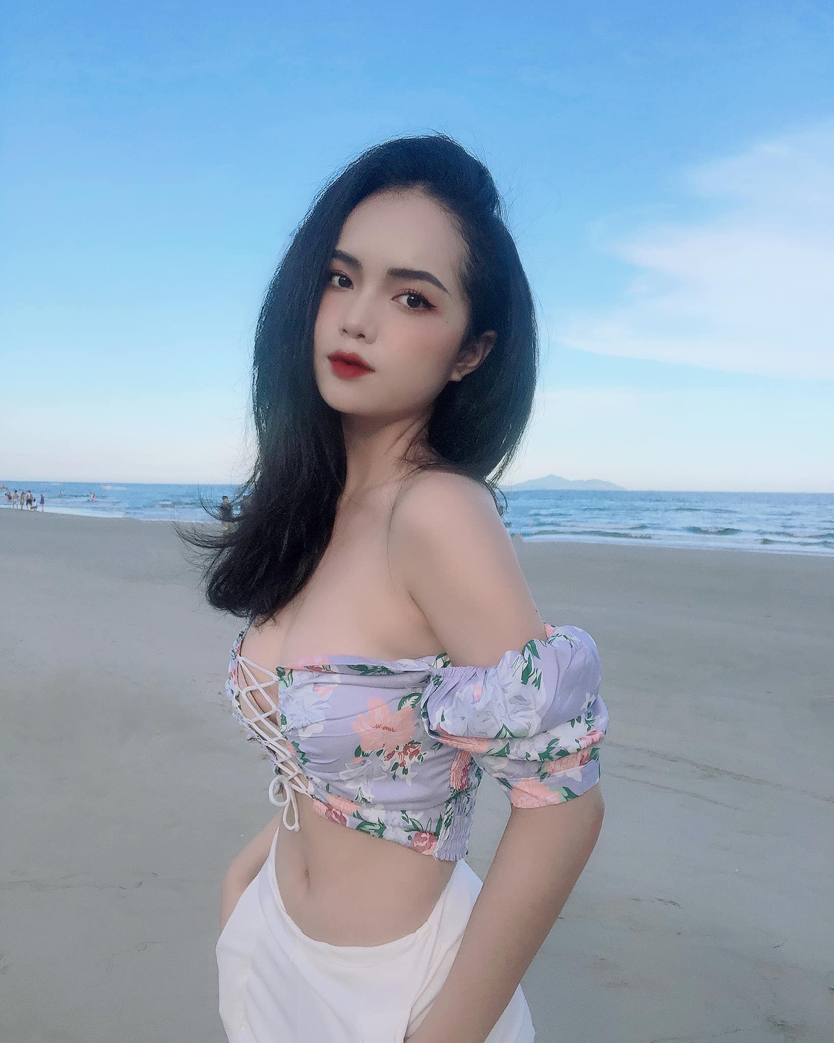 Không chỉ tập gym, nữ tiếp viên hàng không Vietjet xinh đẹp còn dành thời gian tập yoga để thư giãn và giữ dáng.