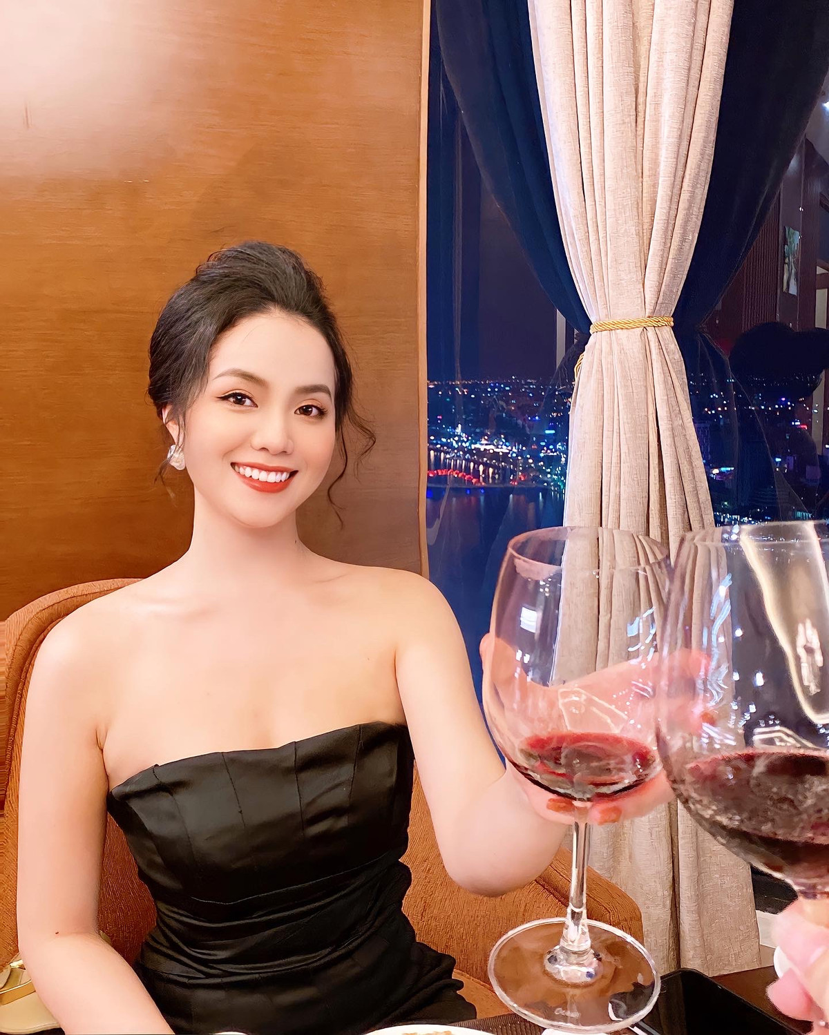 Trên trang cá nhân, cô thường xuyên đăng tải những hình ảnh ăn mặc gợi cảm với những bộ đồ ôm sát.