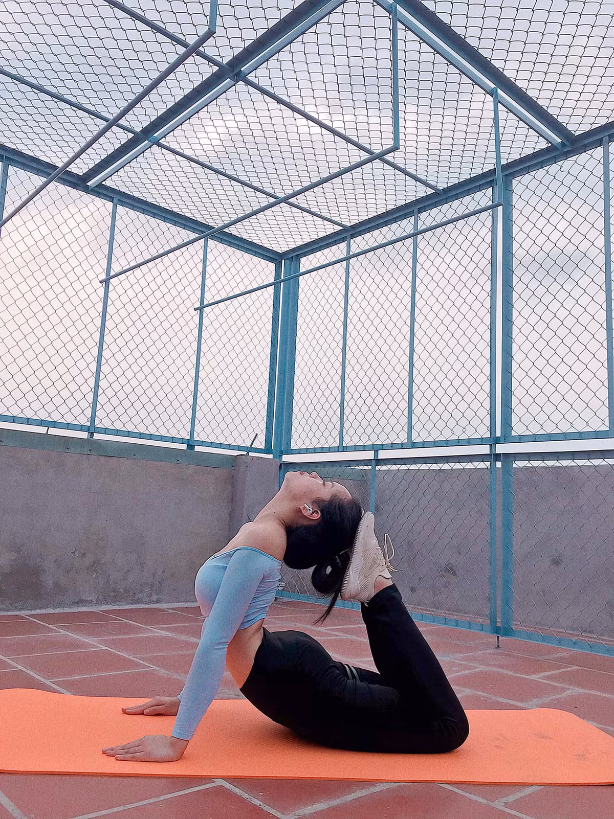 Ngoài ra, Thiện Mỹ còn kết hợp nâng tạ, tập gym khoảng 20 phút mỗi ngày. Một số bài tập mà cô yêu thích đó là: push, row, pull-up, curl, dips, crunches, squats và lunges.