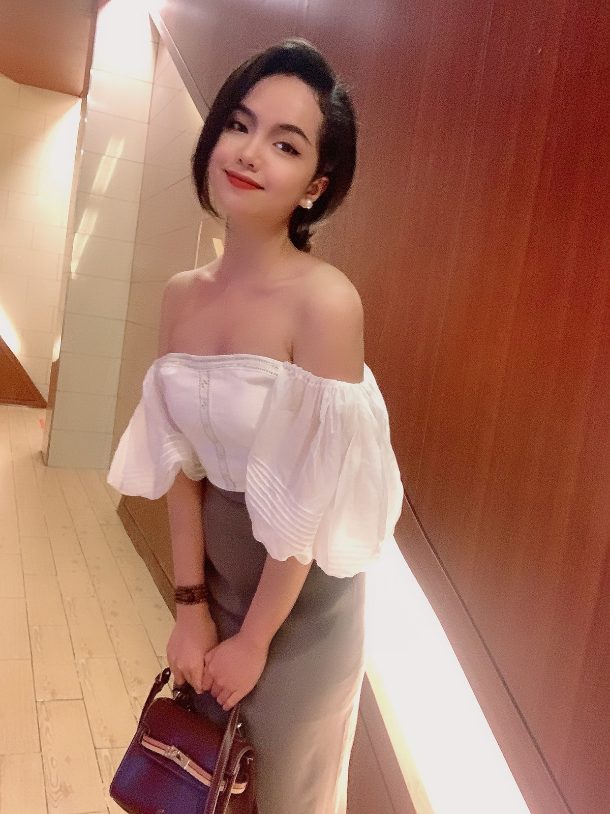 Những chiếc áo trễ vai khoe thềm ngực là items không thể thiếu trong tủ đồ của cô nàng.