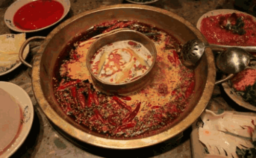 Hoang hon thay chiec bao cao su trong noi lau dang an do