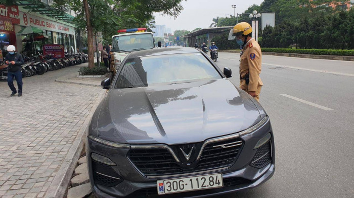 Ngay dau cao diem Tet, CSGT Ha Noi “moi tay” xu phat vi pham giao thong-Hinh-2