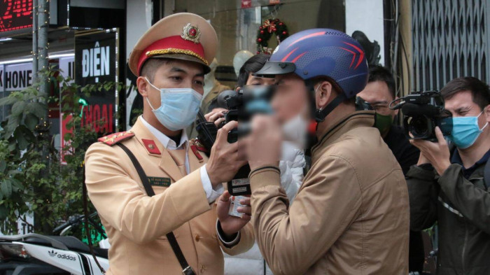 Ngay dau cao diem Tet, CSGT Ha Noi “moi tay” xu phat vi pham giao thong