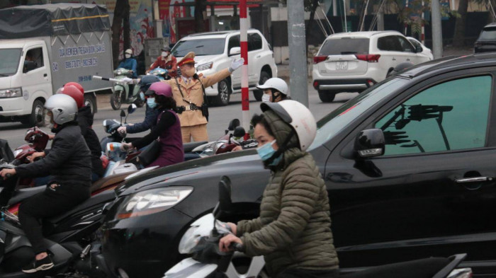 Ngay dau cao diem Tet, CSGT Ha Noi “moi tay” xu phat vi pham giao thong-Hinh-3