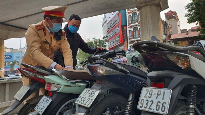 Ngay dau cao diem Tet, CSGT Ha Noi “moi tay” xu phat vi pham giao thong-Hinh-4