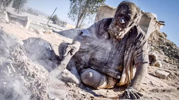 Lần cuối cùng cụ Amou Haji tắm rửa là hồi năm 1954, lúc 20 tuổi. Kể từ thời điểm đó đên nay, suốt 67 năm qua, cụ Amou Haji đã không tắm.