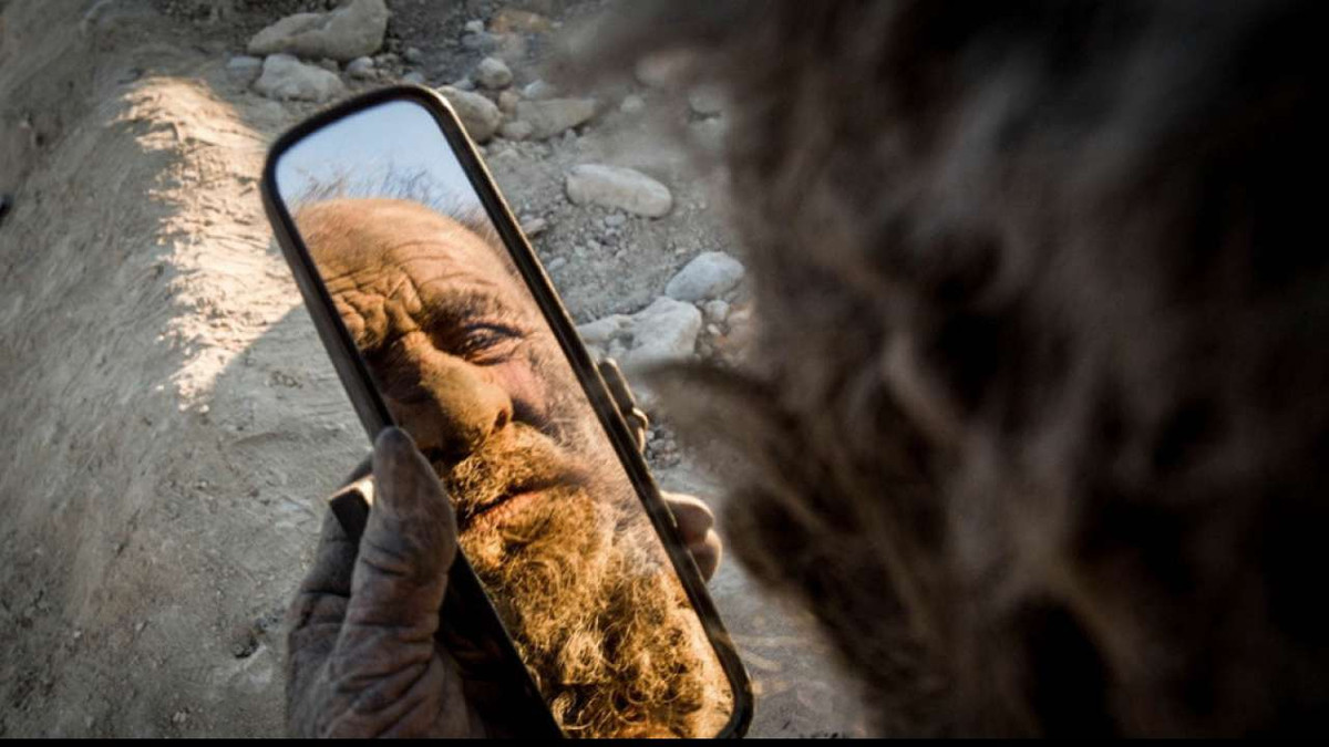 Không thích tắm nhưng cụ ông rất thích ngắm vuốt qua chiếc gương chiếu hậu của xe ô tô và tỉa tóc bằng cách đốt chúng trên lửa. Ảnh: IT.