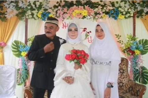 Indonesia: Tro treu canh bo va... ban than ket hon-Hinh-2