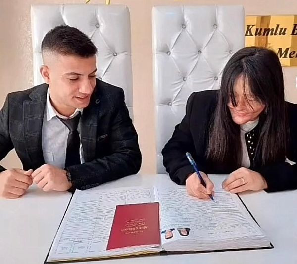 Bi ban trai tat axit bien dang mat, co gai van quyet cuoi-Hinh-2