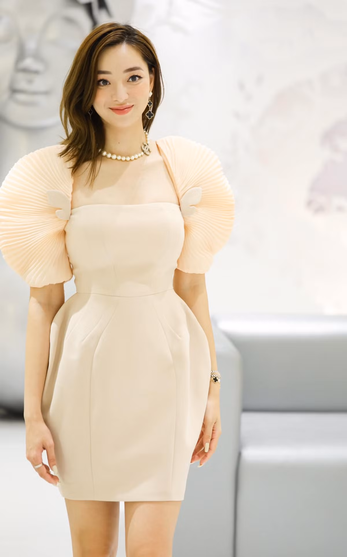 Hiện tại, cô vẫn duy trì chế độ dinh dưỡng nghiêm ngặt để giữ dáng. Nhờ vậy, cô tự tin lăng xê những trang phục tôn dáng.