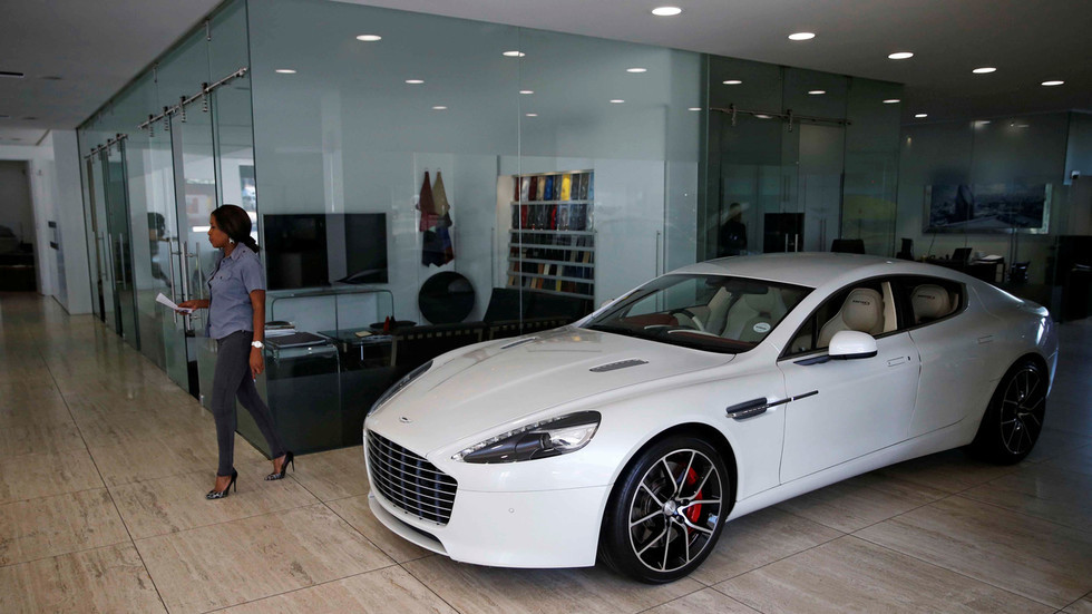 Ngoi tu vi lua tien ho tro Covid-19 de mua xe sang, nha dep