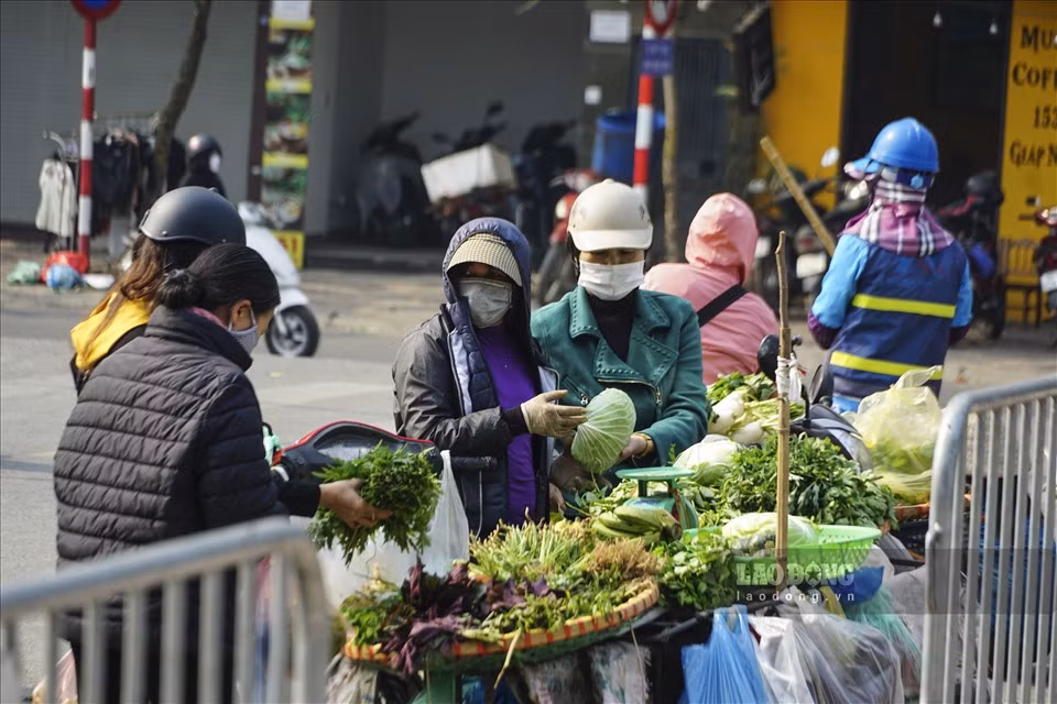 Người dân bán hàng ngay trước cổng khu cách ly tập trung phòng chống dịch COVID-19 quận Đống Đa (175 Tây Sơn).
