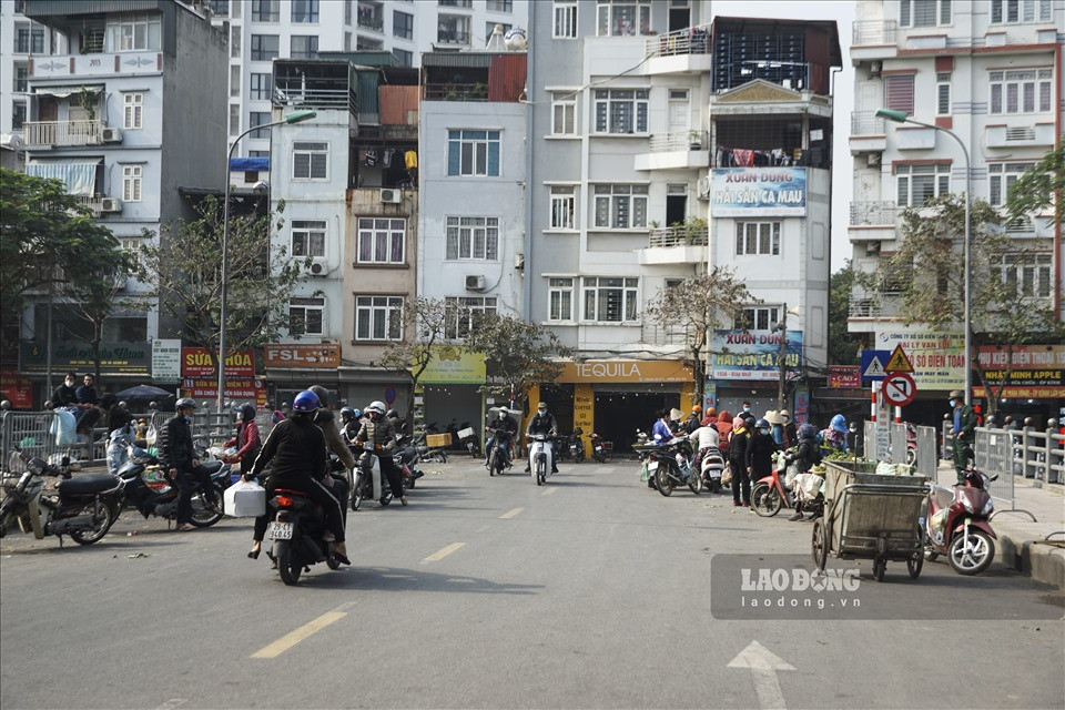 Ngày 14.12, theo ghi nhận của Lao Động, hàng ăn, trà đá vỉa hè và chợ cóc trên nhiều tuyến phố ở quận Đống Đa vẫn bày bán tràn lan, người dân tụ tập đông đúc.