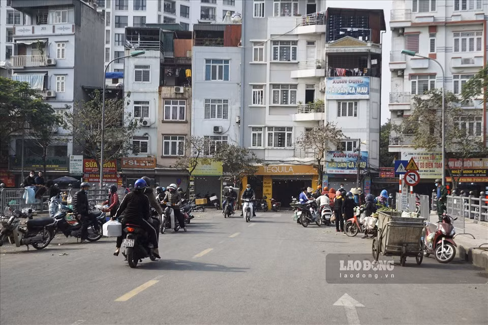Ngày 14.12, theo ghi nhận của Lao Động, hàng ăn, trà đá vỉa hè và chợ cóc trên nhiều tuyến phố ở quận Đống Đa vẫn bày bán tràn lan, người dân tụ tập đông đúc.