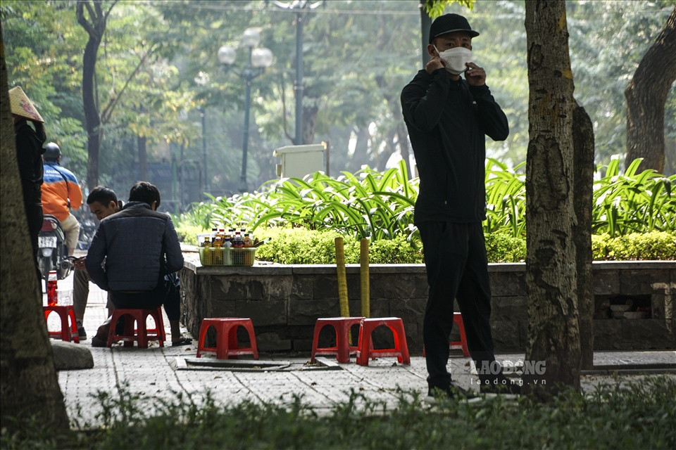 Khu vực vườn hoa trước cổng trường Đại học Thủy Lợi, nhiều quán trà đá vẫn hoạt động, người dân vô tư tụ tập.