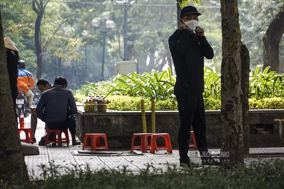 Khu vực vườn hoa trước cổng trường Đại học Thủy Lợi, nhiều quán trà đá vẫn hoạt động, người dân vô tư tụ tập.