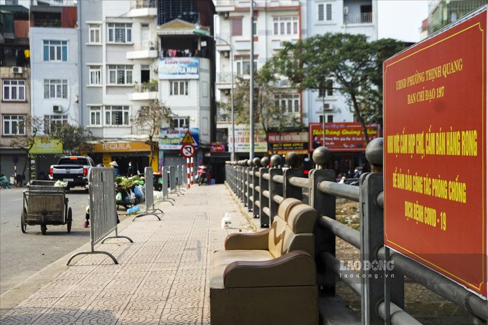 Dù UBND phường Thịnh Quang (Đống Đa) đã cắm biển cấm họp chợ, bán hàng rong nhưng ngay phía dưới đường người dân vẫn tấp nập mua bán.