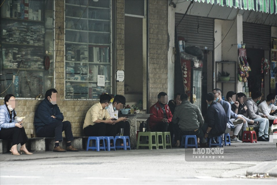 Một con ngõ trên phố Thái Hà đông nghịt khách ngồi uống trà đá.